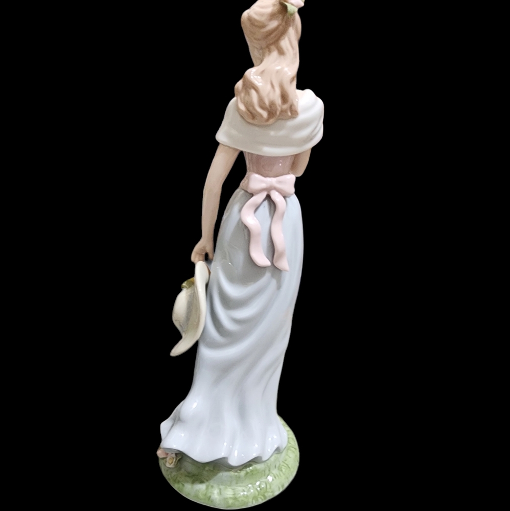 Vintage Avon 2002 porcelain lady figuring "moments & memories" - Picture 3 of 10